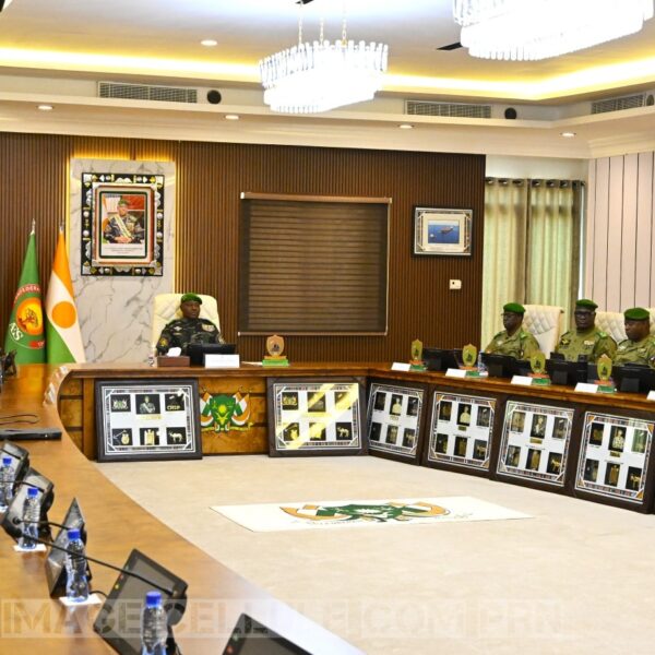 Le président Abdourahamane Tiani préside une réunion avec le Comité de réécriture de l’Histoire du Niger au Palais de la Présidence.