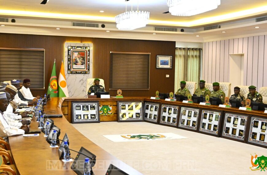 Le président Abdourahamane Tiani préside une réunion avec le Comité de réécriture de l’Histoire du Niger au Palais de la Présidence.