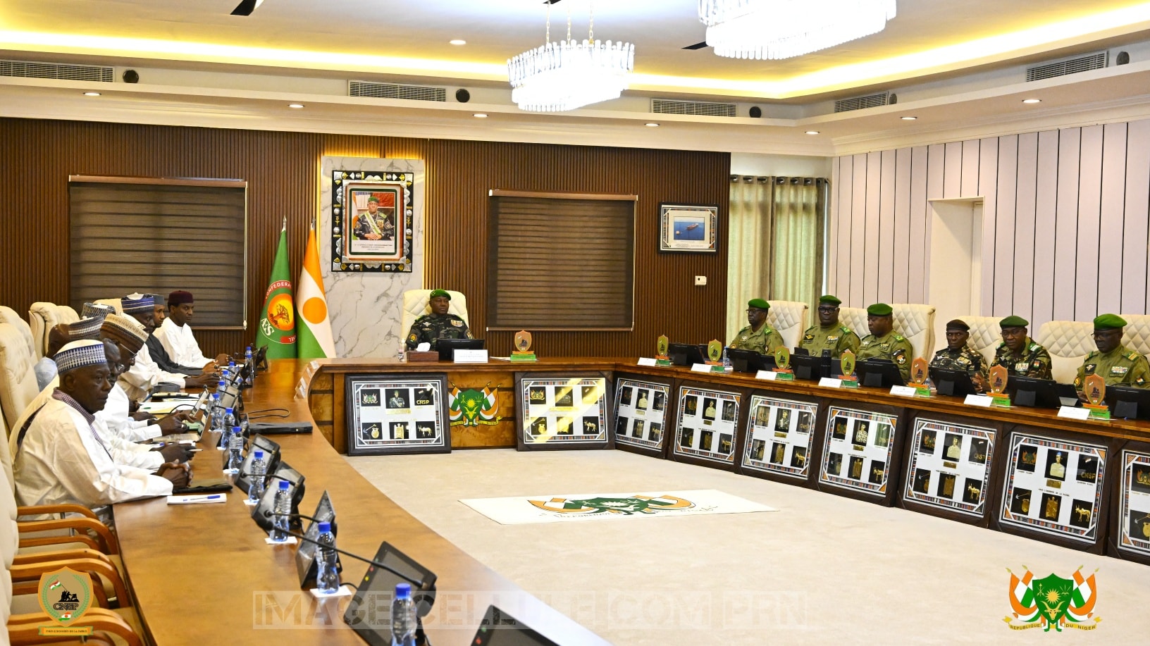 Le président Abdourahamane Tiani préside une réunion avec le Comité de réécriture de l’Histoire du Niger au Palais de la Présidence.