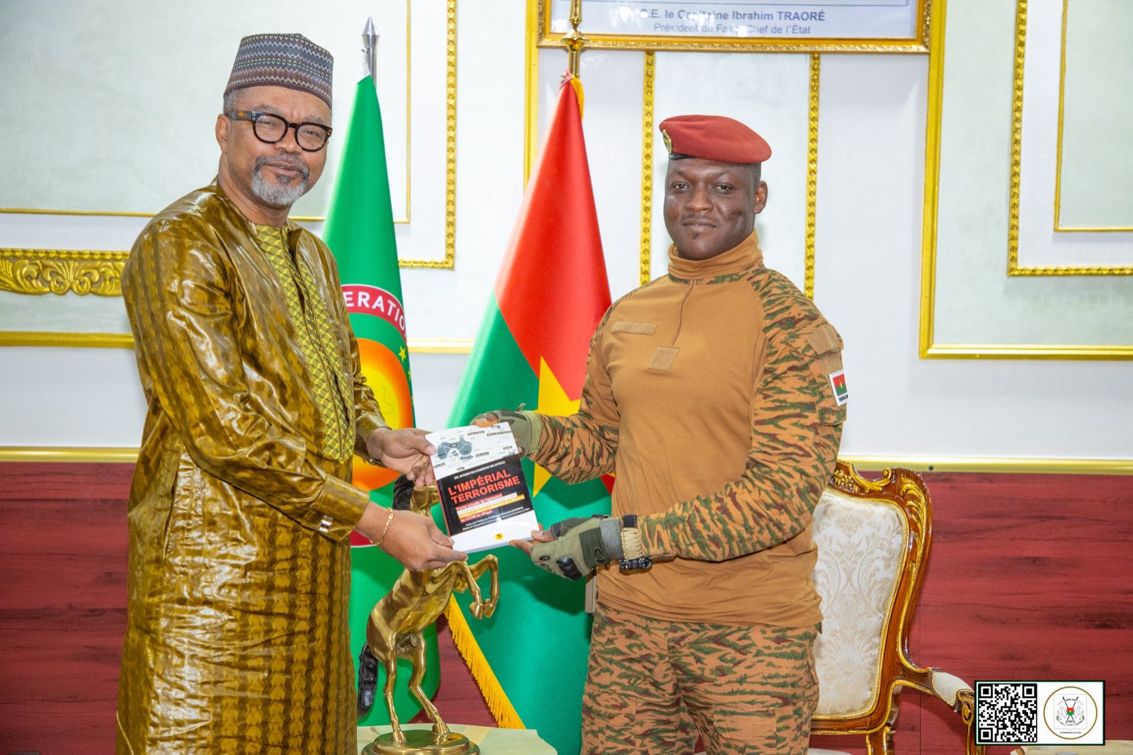 Le Président du Faso, Ibrahim Traoré, reçoit le Professeur Franklin Nyamsi lors d’une audience officielle à Ouagadougou, 6 octobre 2025.
