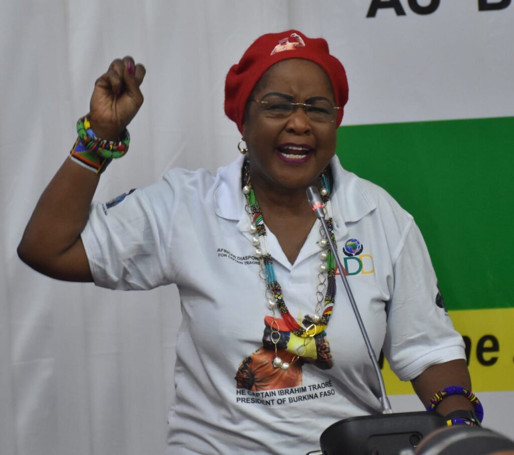 La présidente de l’ADDI, Arikana Chihombori, s’adressant aux Afro-descendants lors de la conférence inaugurale à Ouagadougou.