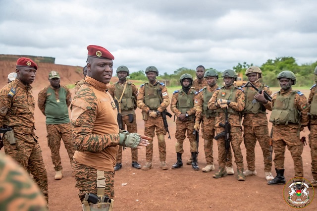 Remise d’une médaille d’honneur à un volontaire pour la Défense de la Patrie au Burkina Faso.