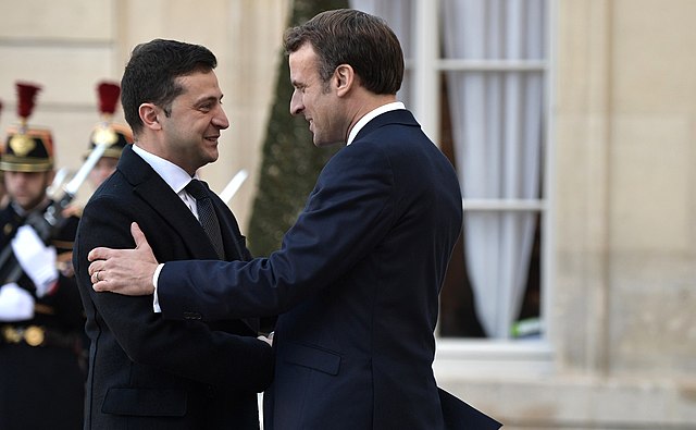 Le président ukrainien Volodymyr Zelensky et le président français Emmanuel Macron se saluent à Paris avant une réunion diplomatique.