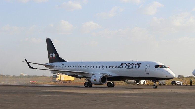 Avion Embraer 190 d’Air Burkina stationné sur le tarmac.