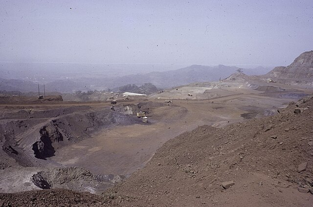 Vue panoramique d’une mine de fer à ciel ouvert à Yekepa, dans le comté de Nimba, au Liberia, en 1976.