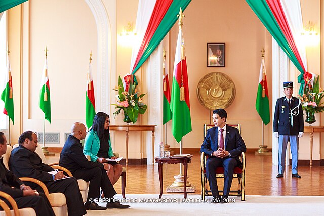 Madagascar – Andry Rajoelina, alors président, lors d’une cérémonie officielle au palais présidentiel d’Antananarivo en mai 2019, entouré de conseillers et diplomates.