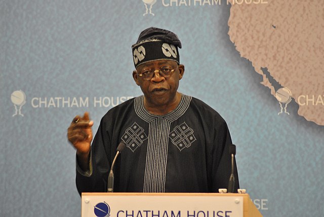Le président nigérian Bola Ahmed Tinubu prononçant un discours à la Chatham House, à Londres, en 2011.