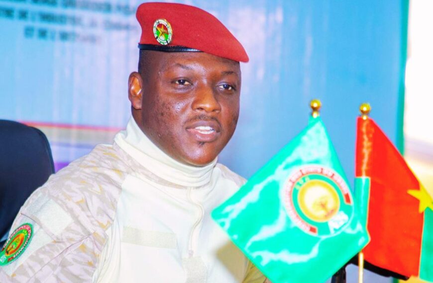 Le président Ibrahim Traoré prononce un discours à l’ouverture du 15ᵉ Forum national de la Recherche scientifique et des Innovations technologiques (FRSIT) à Ouagadougou, le 22 octobre 2025.