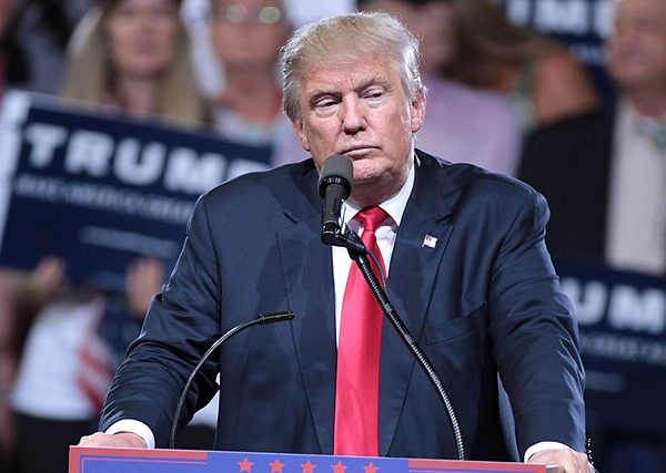 Donald Trump s’exprime au micro lors d’un meeting de campagne à Phoenix, Arizona, en 2016.