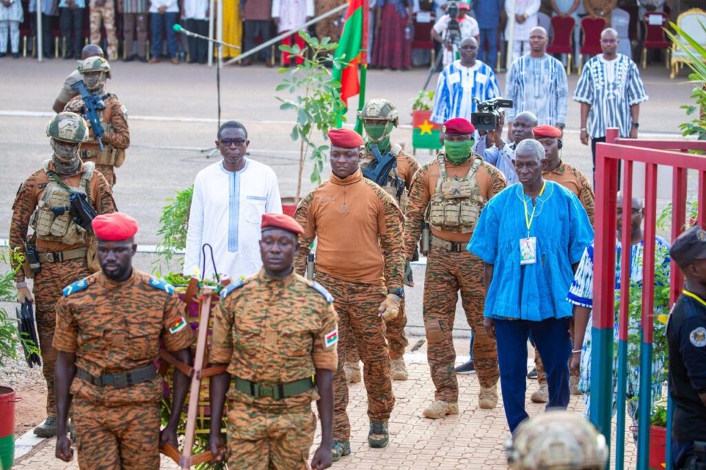 Des militaires burkinabè escortent le capitaine Ibrahim Traoré lors de la cérémonie du 38ᵉ anniversaire de l’assassinat de Thomas Sankara à Ouagadougou.