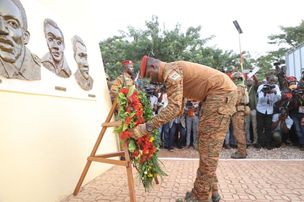 Le capitaine Ibrahim Traoré dépose une gerbe de fleurs en hommage à Thomas Sankara à Ouagadougou, le 15 octobre 2025, à l’occasion du 38ᵉ anniversaire de son assassinat.