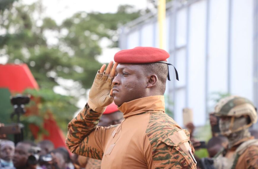 Le capitaine Ibrahim Traoré salue lors de la commémoration du 38ᵉ anniversaire de l’assassinat de Thomas Sankara à Ouagadougou.