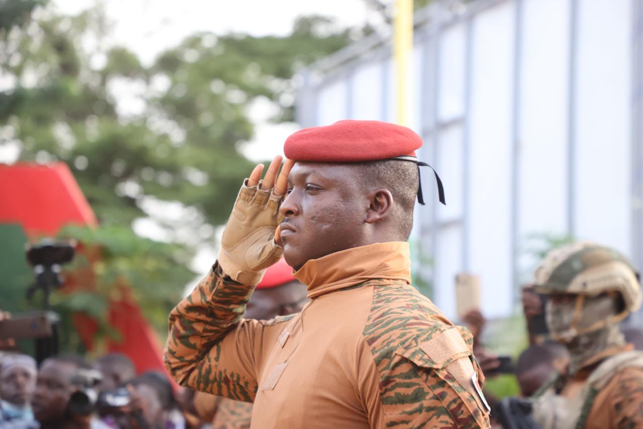 Le capitaine Ibrahim Traoré salue lors de la commémoration du 38ᵉ anniversaire de l’assassinat de Thomas Sankara à Ouagadougou.