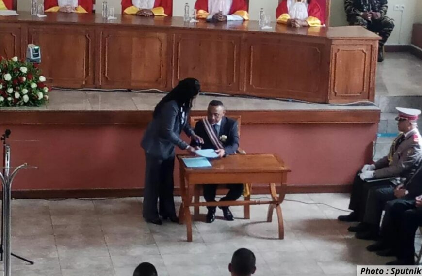 Le colonel Michaël Randrianirina signe un document officiel lors de sa cérémonie d’investiture à Antananarivo, en présence de magistrats et d’officiers de l’armée malgache.