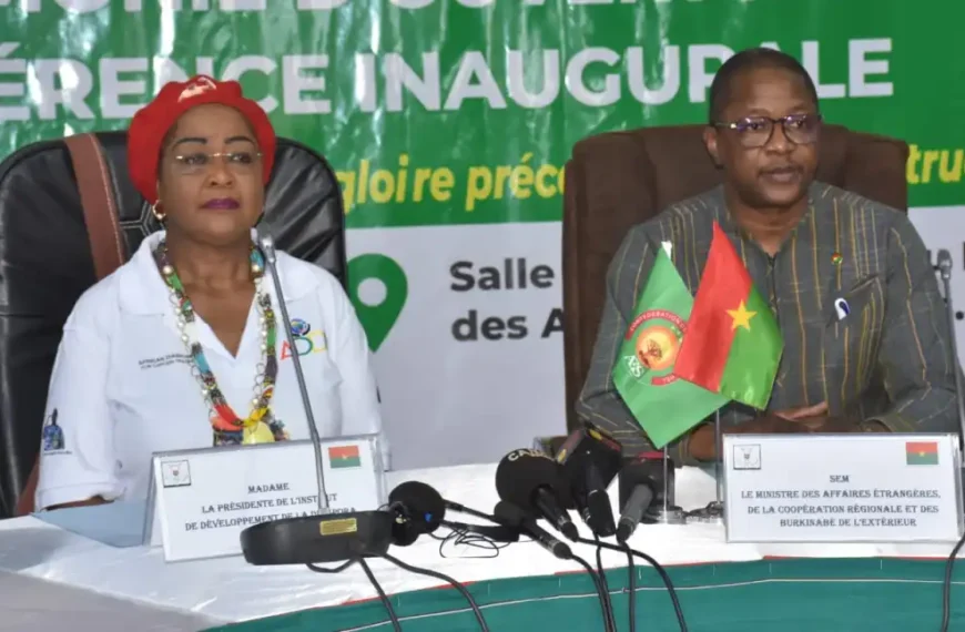 Le ministre burkinabè des Affaires étrangères, Karamoko Jean Marie Traoré, et la présidente de l’ADDI, Arikana Chihombori, lors de la conférence inaugurale des Afro-descendants à Ouagadougou.