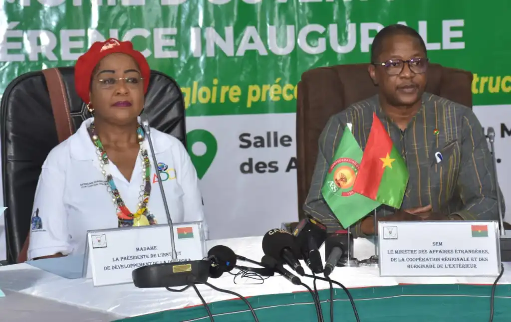 Le ministre burkinabè des Affaires étrangères, Karamoko Jean Marie Traoré, et la présidente de l’ADDI, Arikana Chihombori, lors de la conférence inaugurale des Afro-descendants à Ouagadougou.