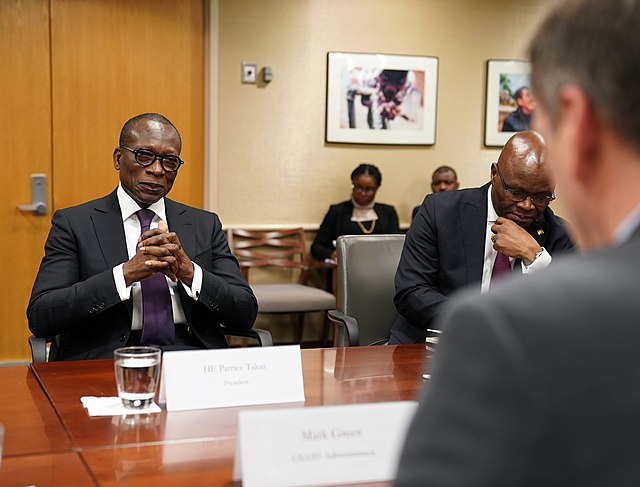 Réunion officielle entre plusieurs dirigeants dans une salle de conférence à la USAID, à Washington.