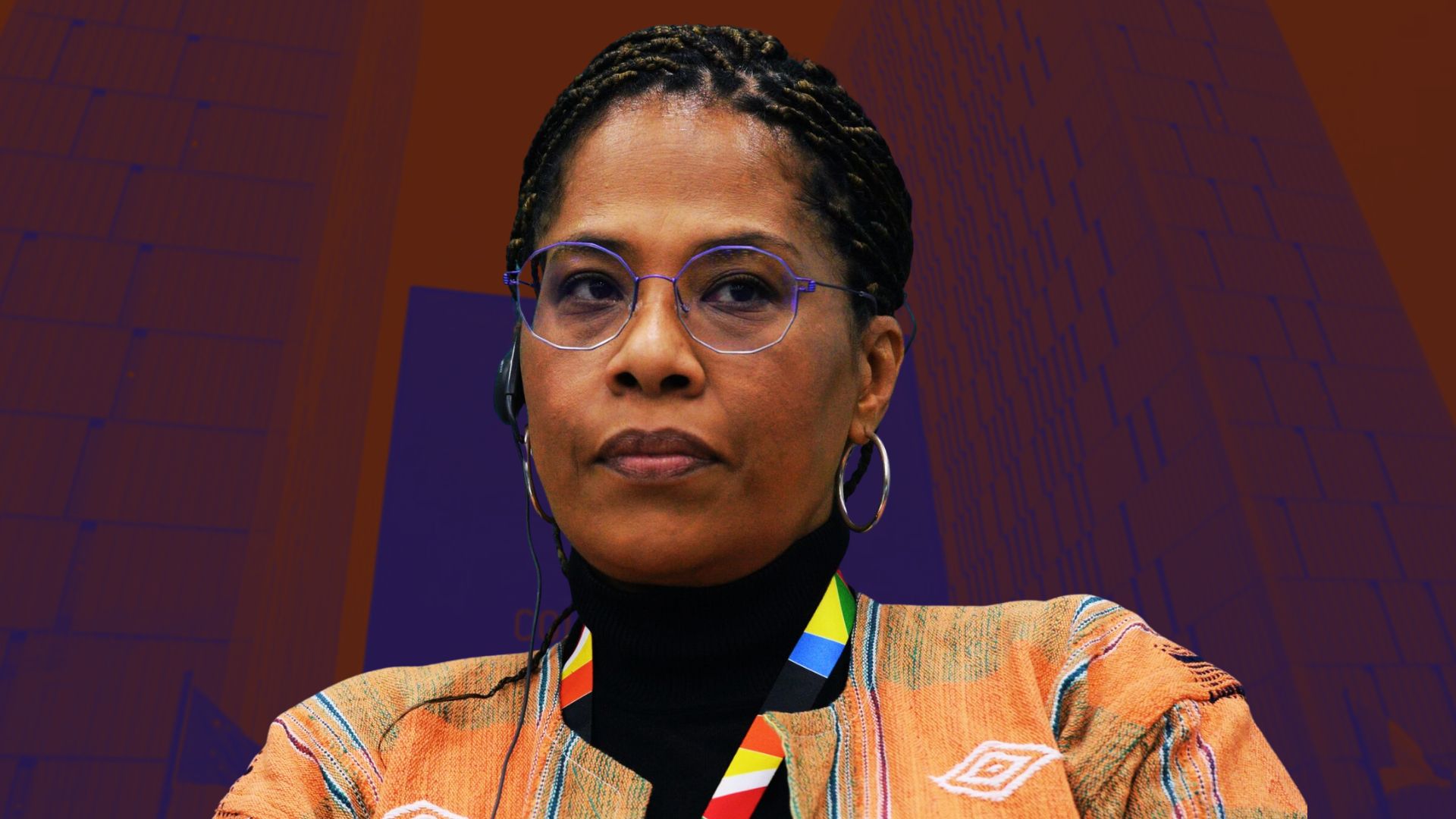 Portrait de Nathalie Yamb, militante panafricaine, portant des lunettes et une tenue traditionnelle, sur un fond aux tons rouges et violets.