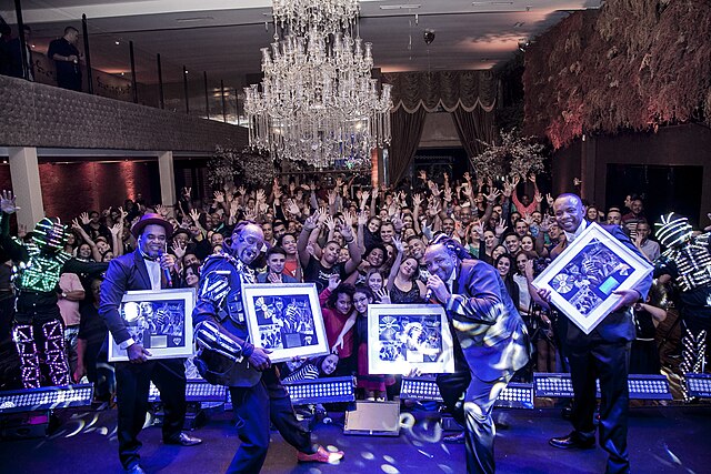 Groupe musical Negritude Junior recevant un prix lors de leur concert anniversaire.