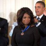 Oprah Winfrey reçoit la Médaille présidentielle de la liberté des mains du président Barack Obama à la Maison-Blanche, le 20 novembre 2013.