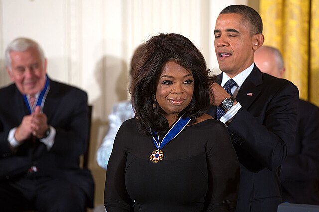 Oprah Winfrey reçoit la Médaille présidentielle de la liberté des mains du président Barack Obama à la Maison-Blanche, le 20 novembre 2013.