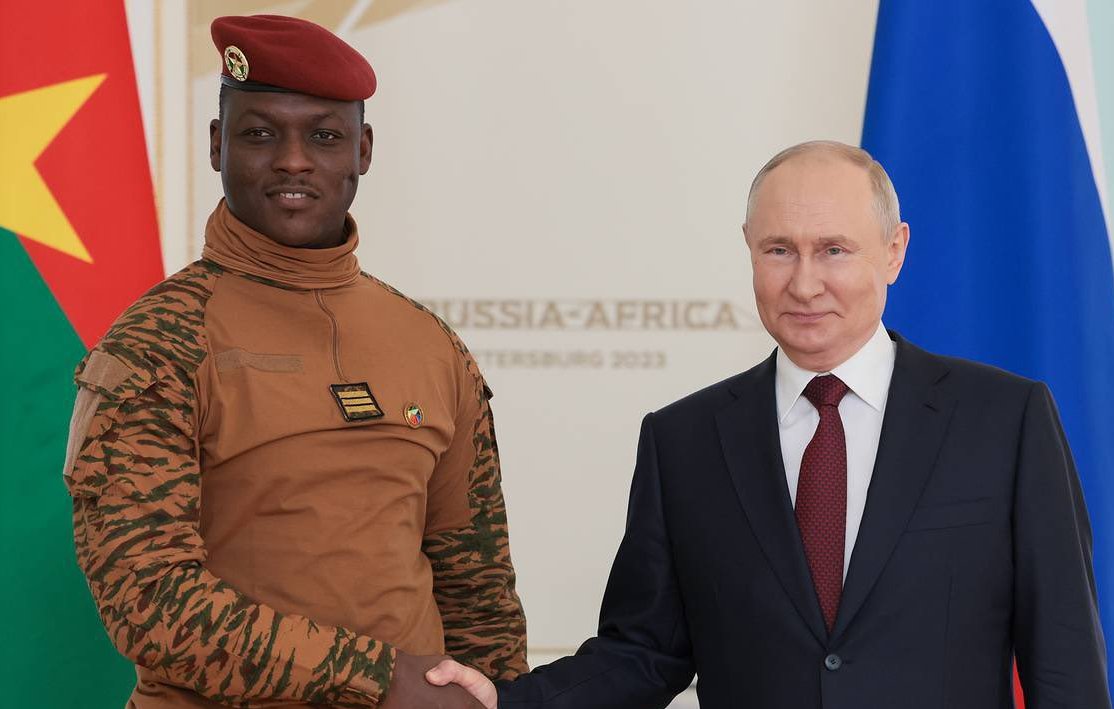 Le président du Burkina Faso et le président de la Russie se serrent la main lors du sommet Russie-Afrique 2023 à Saint-Pétersbourg.