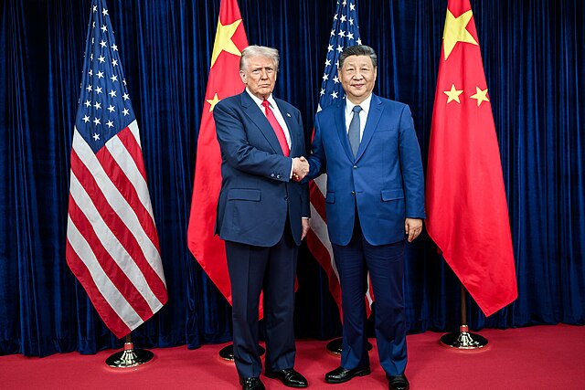 Donald Trump et Xi Jinping se serrent la main lors d’une rencontre entre les États-Unis et la Chine à l’aéroport de Gimhae.