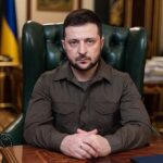 Le président ukrainien Volodymyr Zelensky s’adresse à la nation depuis son bureau à Kiev après le massacre de Boutcha.