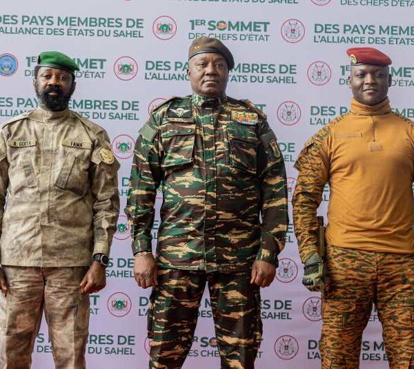 Les dirigeants des États membres de l’Alliance des États du Sahel (AES) posant ensemble lors du premier sommet du Collège des Chefs d’État à Niamey, le 6 juillet 2024.