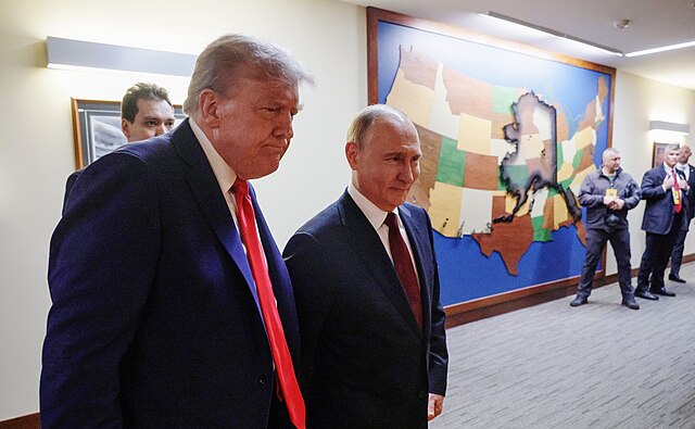 Donald Trump et Vladimir Poutine avant une conférence de presse conjointe lors du sommet Russie–États-Unis de 2025 à Anchorage, Alaska.