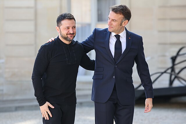 Le président ukrainien Volodymyr Zelensky accueilli par le président français Emmanuel Macron à Paris, lors d’une réunion sur la paix et la sécurité en Ukraine.