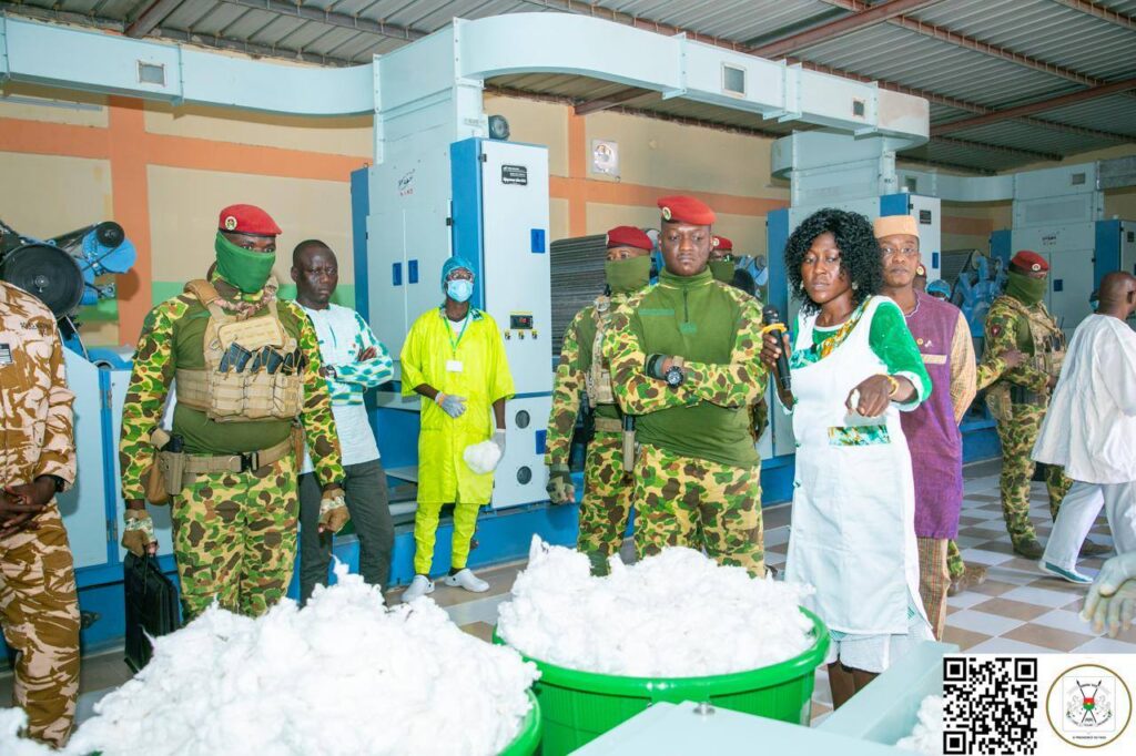 Le président du Faso, capitaine Ibrahim Traoré, visite l’usine SO.FA.CO-B à Pabré aux côtés de la promotrice Dr Céline Kontyaré, lors d’une inspection des installations de production de coton hydrophile.