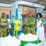 Le président du Faso, capitaine Ibrahim Traoré, visite l’usine SO.FA.CO-B à Pabré aux côtés de la promotrice Dr Céline Kontyaré, lors d’une inspection des installations de production de coton hydrophile.