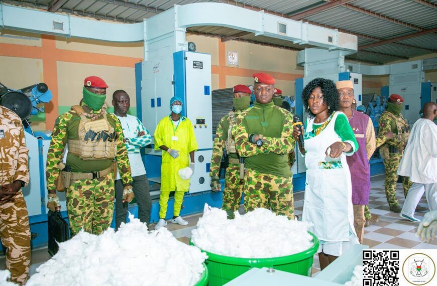 Le président du Faso, capitaine Ibrahim Traoré, visite l’usine SO.FA.CO-B à Pabré aux côtés de la promotrice Dr Céline Kontyaré, lors d’une inspection des installations de production de coton hydrophile.
