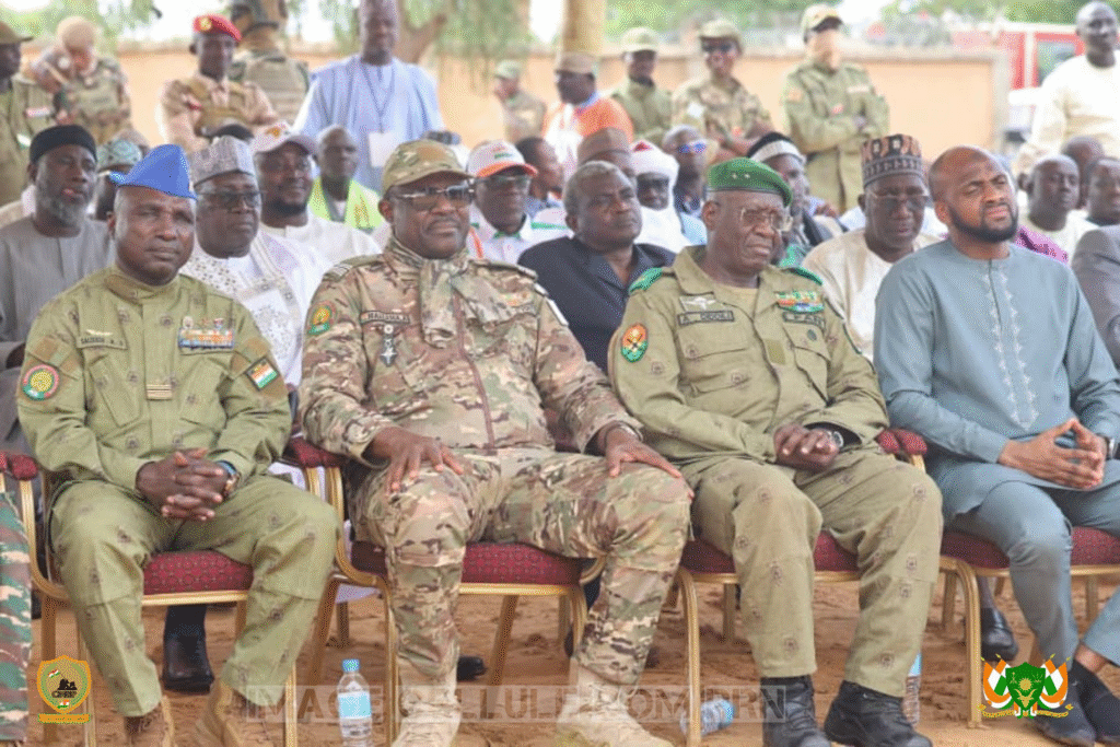 Officiers et responsables nigériens assistent au meeting présidentiel à Téra.