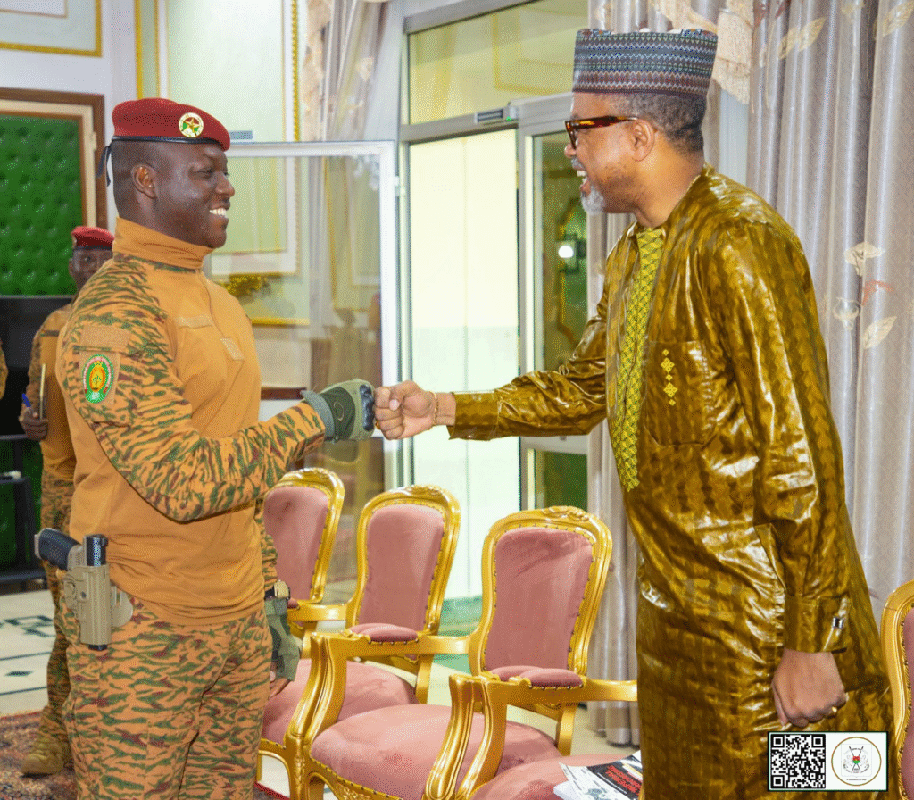 Le Président du Faso, Ibrahim Traoré, salue le Professeur Franklin Nyamsi par une poignée fraternelle lors d’une audience à Ouagadougou.