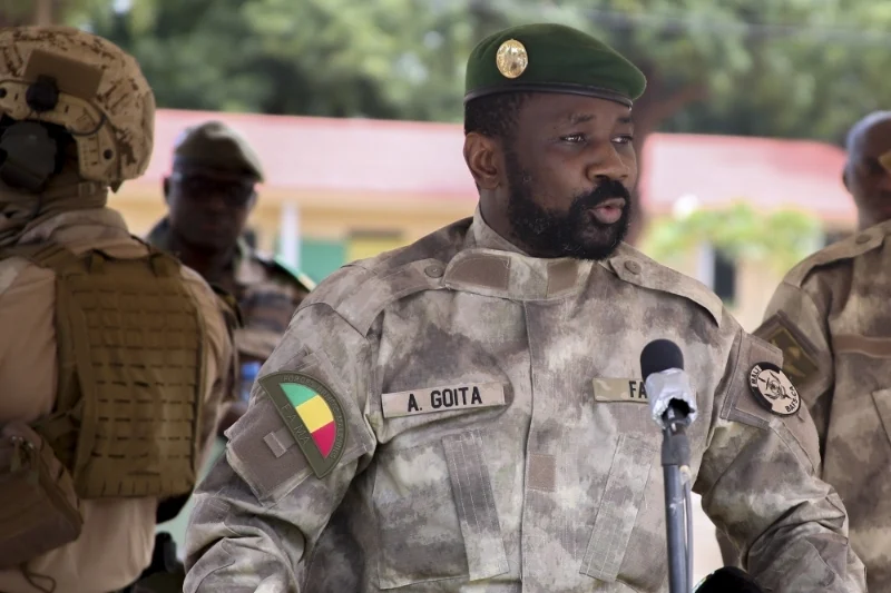 Assimi Goïta, président de la transition malienne, en uniforme militaire, s’exprime au micro entouré de soldats.