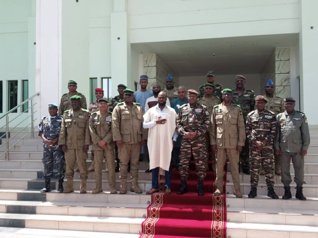 Kémi Séba reçu par le Général Abdrahamane Tiani à Niamey.
