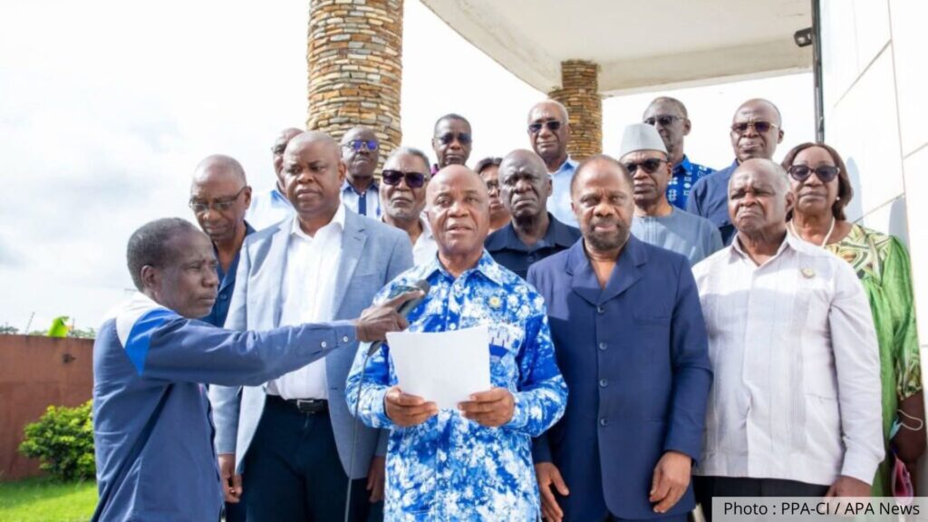 Des membres du Conseil stratégique et politique du PPA-CI posent pour une déclaration à Abidjan, le 15 octobre 2025, à la suite d’une réunion présidée par Laurent Gbagbo.