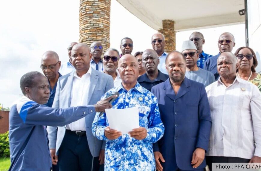 Des membres du Conseil stratégique et politique du PPA-CI posent pour une déclaration à Abidjan, le 15 octobre 2025, à la suite d’une réunion présidée par Laurent Gbagbo.