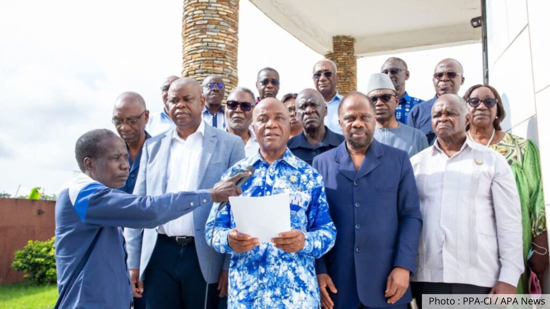 Des membres du Conseil stratégique et politique du PPA-CI posent pour une déclaration à Abidjan, le 15 octobre 2025, à la suite d’une réunion présidée par Laurent Gbagbo.