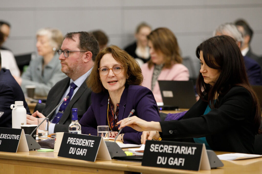 Réunion plénière du GAFI en février 2025, illustrant les discussions internationales sur la lutte contre le blanchiment d’argent et le financement du terrorisme.
