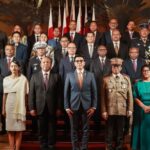 Deux responsables malgaches debout dans un bureau officiel lors d’une réunion institutionnelle à Madagascar.