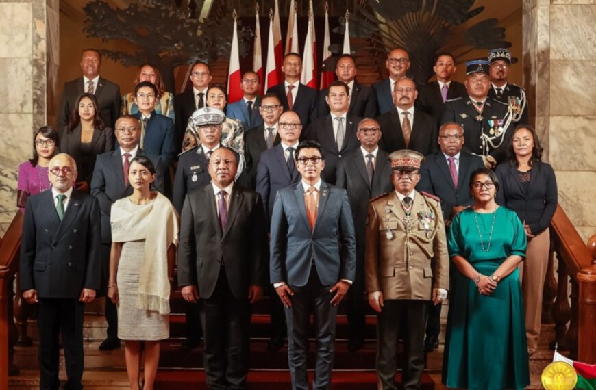 Deux responsables malgaches debout dans un bureau officiel lors d’une réunion institutionnelle à Madagascar.
