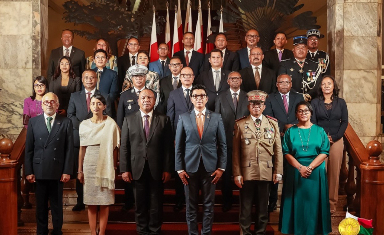 Deux responsables malgaches debout dans un bureau officiel lors d’une réunion institutionnelle à Madagascar.