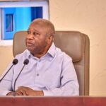 Laurent Gbagbo, seul, lors d’une prise de parole publique annonçant le boycott des législatives.