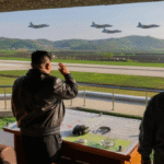 Kim Jong-un observe des exercices aériens et un tir de missile balistique en Corée du Nord, 17 mai 2025.
