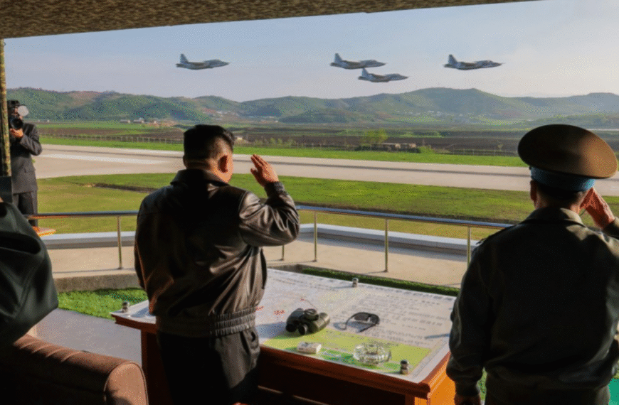 Kim Jong-un observe des exercices aériens et un tir de missile balistique en Corée du Nord, 17 mai 2025.