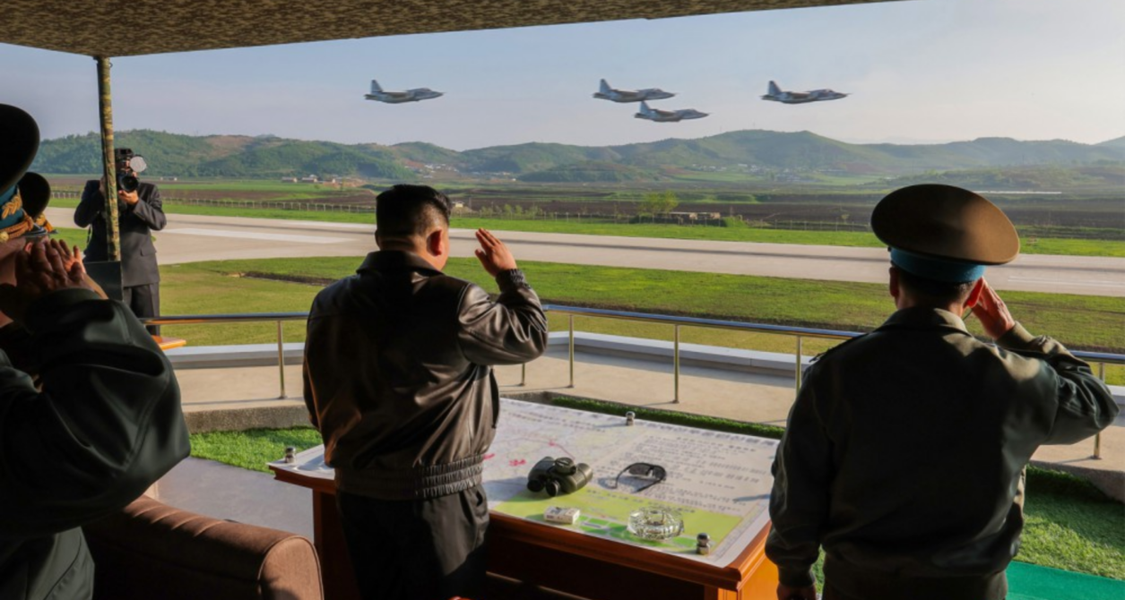 Kim Jong-un observe des exercices aériens et un tir de missile balistique en Corée du Nord, 17 mai 2025.
