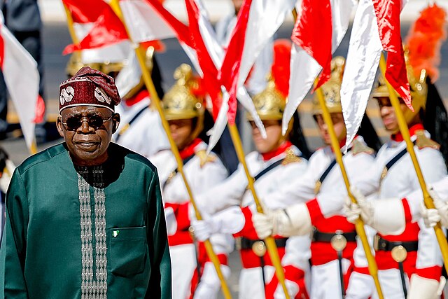 Le président nigérian Bola Tinubu marche sur le tapis rouge lors de la cérémonie officielle d’arrivée au Palais du Planalto, à Brasília.